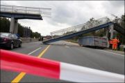 126997590-fussgaengerbruecke-lkw-unfall-autobahn-gestuerzt