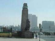 старый лев у моста через Нил