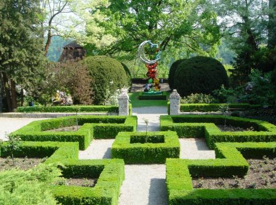 Nikki de Saint-Phalle in the Park