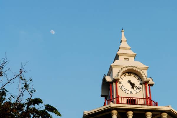 but when the moon is coming to the sky....