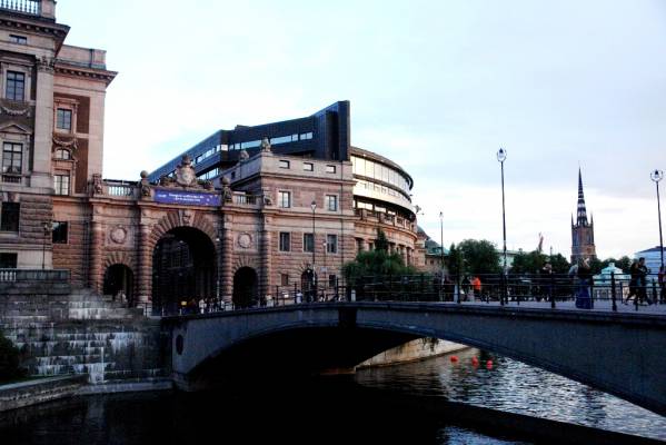 the old city architeckture varies from smth very modern...